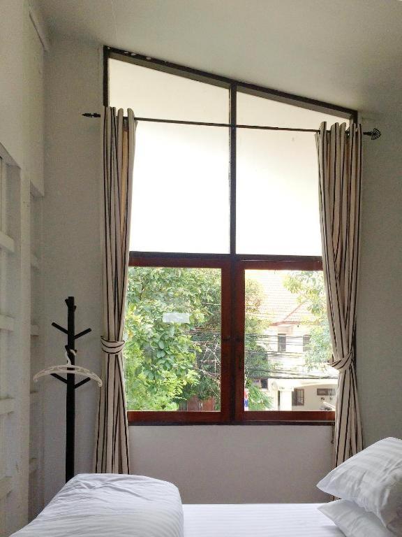 Many Trees Apartment Банкок Екстериор снимка
