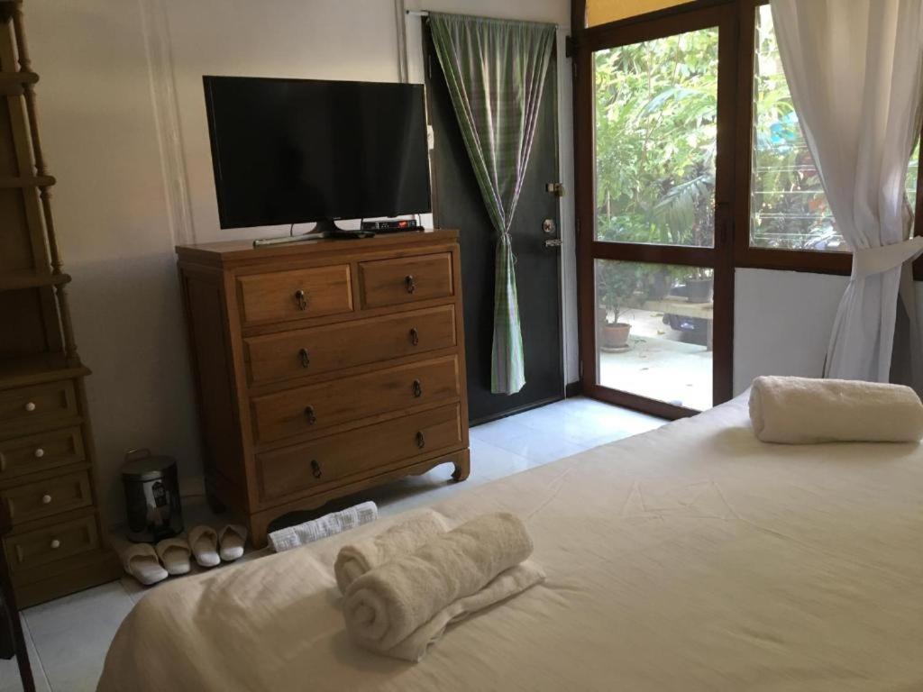 Many Trees Apartment Банкок Екстериор снимка