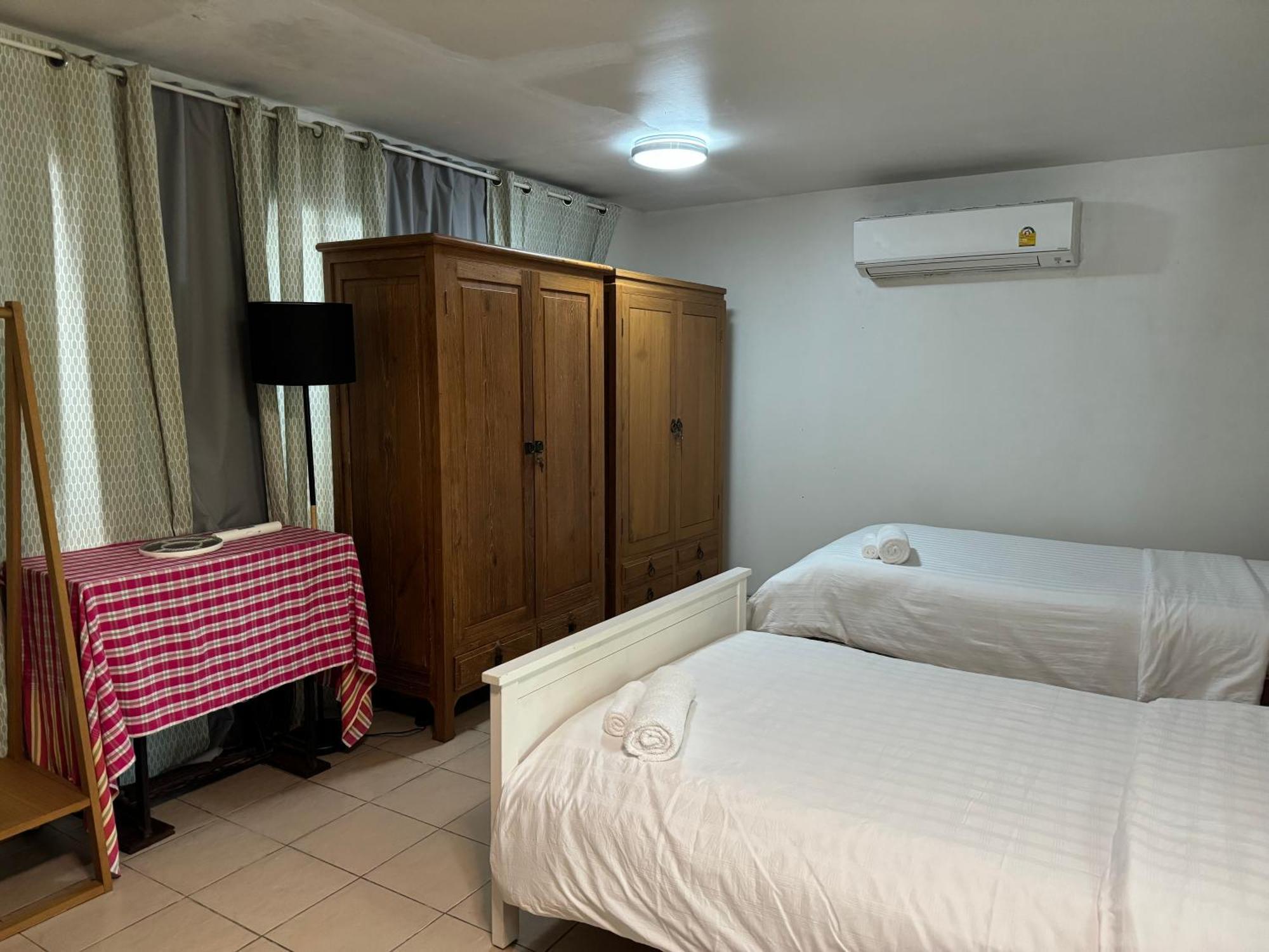 Many Trees Apartment Банкок Екстериор снимка