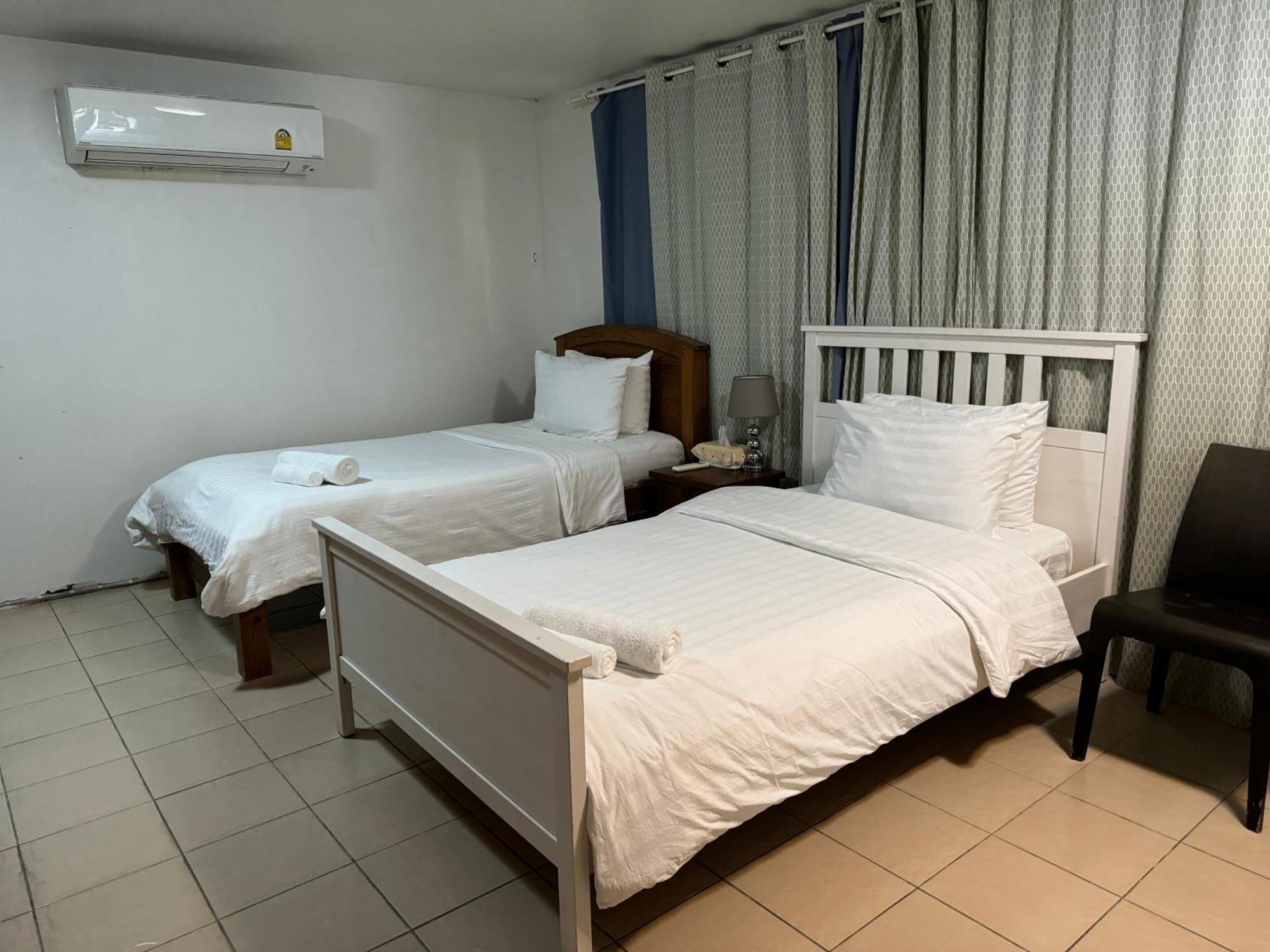 Many Trees Apartment Банкок Екстериор снимка