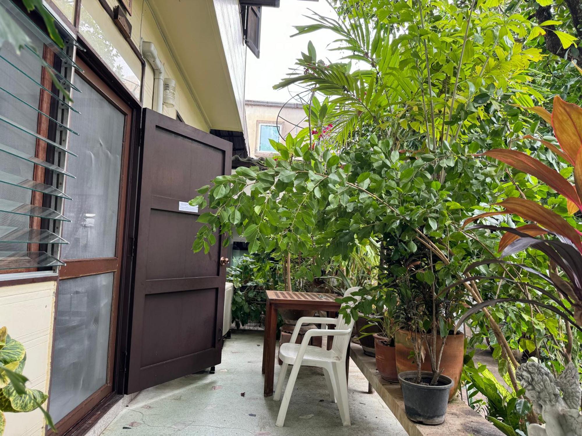Many Trees Apartment Банкок Екстериор снимка