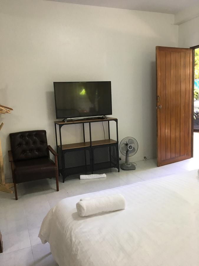 Many Trees Apartment Банкок Екстериор снимка